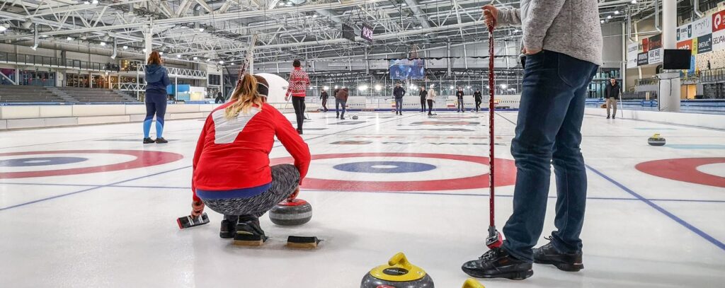 ansatte spiller curling